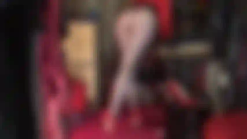 Collant neri super trasparenti, camicetta di raso e corsetto: wow, un outfit meraviglioso per adorare le curve sexy della padrona, il suo perfetto sedere rotondo, le sue lunghe gambe e i suoi piedi in nylon.