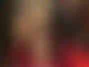 Con strati di calze e collant lucidi: iniziando con calze nere trasparenti, mutandine di pizzo sexy e calze, la tua dea in nylon aggiunge altri strati per un sedere, gambe e piedi ancora più lucidi.