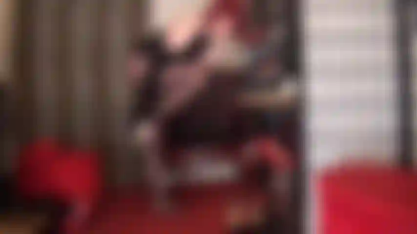 Piccola puttana sporca! Il cazzo della padrona ti trasforma nella più grande puttana che il mondo abbia mai visto. All'istante desideri una gola piena di questo cazzo carnoso, mentre la padrona usa la tua bocca per il suo solo piacere, delicato o violento come meglio crede.