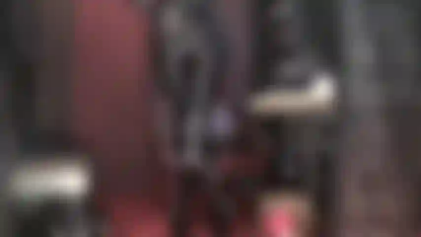 Adoratrice del femdom ass-tastic in spandex nero e pvc.