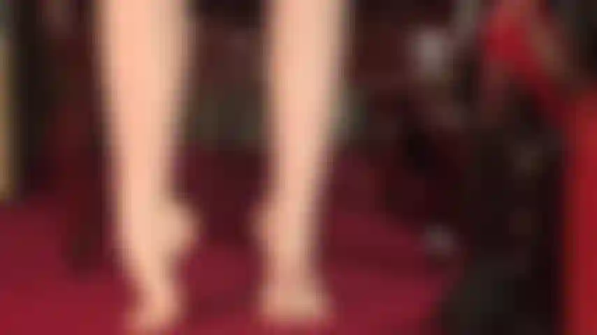 Che adora i piedi nudi: archi alti e meravigliosamente curvi, suole morbide e dita carine che giocano con le décolleté peep toe.