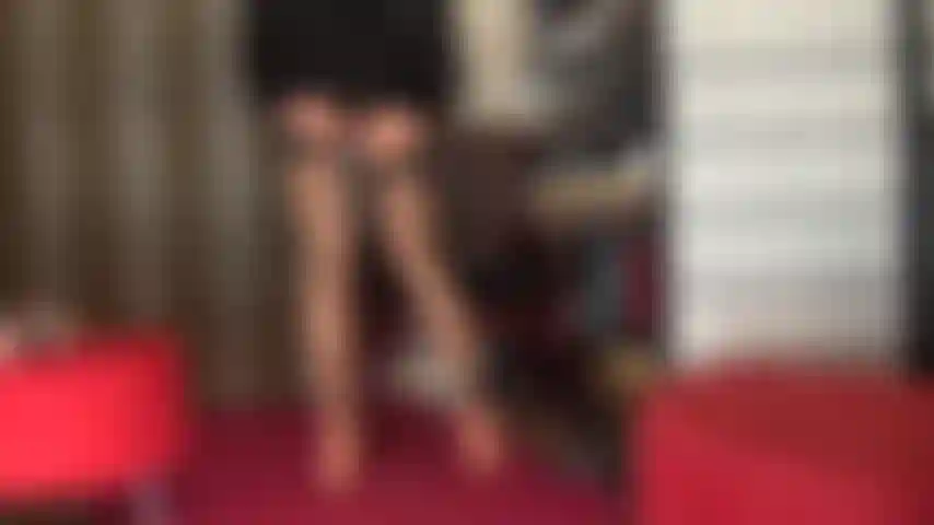 Dominatrice con strapon e adoratrice del culo in lingerie sexy, calze e giarrettiere con 20 cm di cazzo nero.