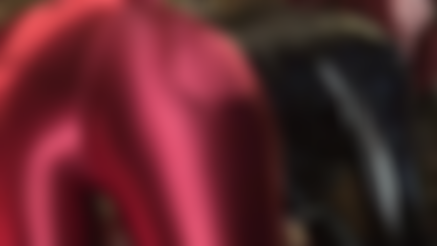 Adoro il culo in pantaloni di raso rosso bordeaux lucido.