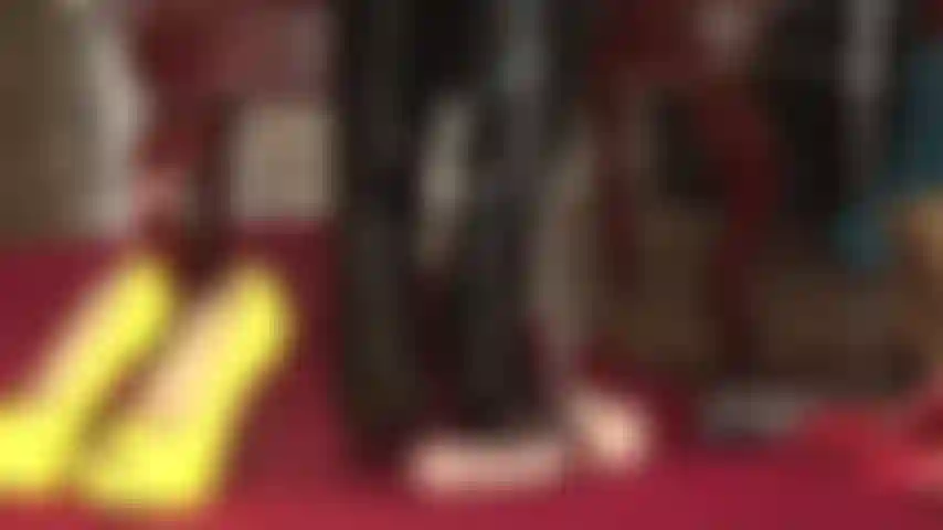 Costretta sotto gli stivali della padrona e nei miei tacchi - una volta che hai sentito il tocco amorevole dei miei stivali, è il momento di fare l'amore con i miei tacchi. Incoraggiata dal mio frustino, spingi il tuo cazzo nel tacco!