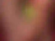 Sega con i piedi nuda in primo piano estremo. La padrona stuzzica l'asta venosa di questo dildo bianco non tagliato.