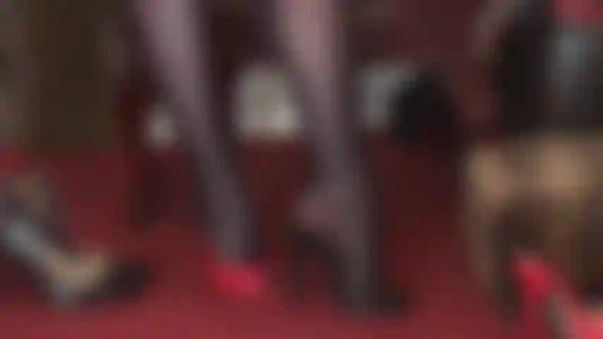 Sandali con tacco a spillo rossi o neri? Entrambi ti eccitano molto. Ti piacciono le provocazioni con i tacchi alti, l'adorazione dei piedi con i collant e il penzolare.