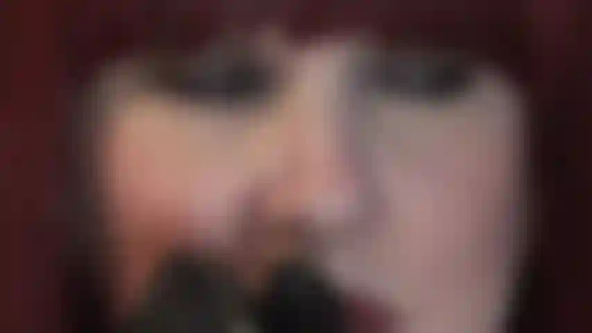 La signora ti fa soffrire per il dolore della sua frusta e per il tocco dei suoi meravigliosi guanti di morbida pelle nera...