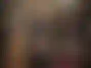 Una mistress in pelle con un grande strapon bianco: sotto questa bellissima gonna lunga in pelle e il cappotto c'è uno dei miei cazzi che devi assolutamente soddisfare con la tua bella boccuccia da frocio.