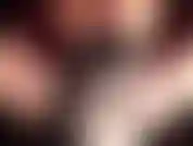 Forzata bisessuale. Bacia il cazzo, bacialo! La padrona ti mette il cazzo davanti alla faccia. Vieni qui con quella bella bocca e assaggialo.