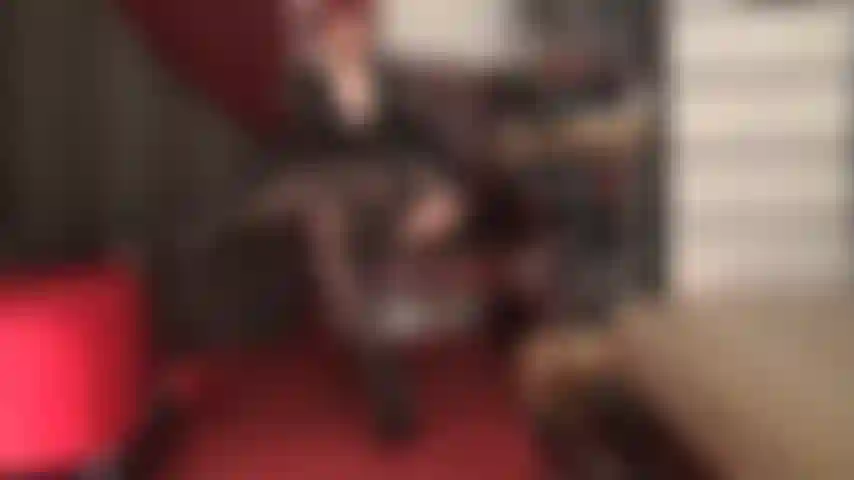 Amante delle calze e adoro le gambe incrociate della mia padrona nelle lucide calze nere con giarrettiera.