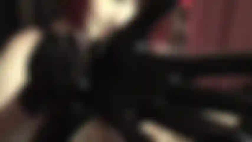 Provocante con i guanti in lattice nero lucido.