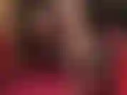 Sexy e provocante, con scarpe lucide e calze nere sopra collant color carne.