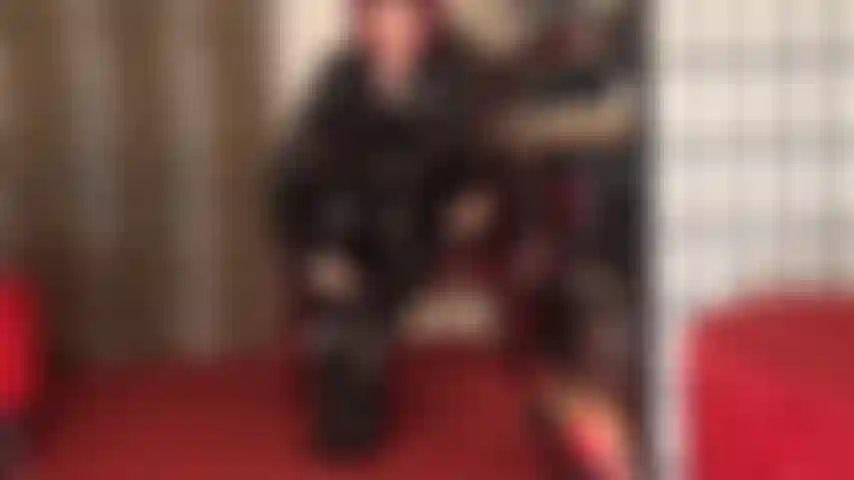 Fottiti i miei stivali e accarezzati mentre apri la bocca per il mio gustoso sputo prima che la padrona ti infili il culo da troia.