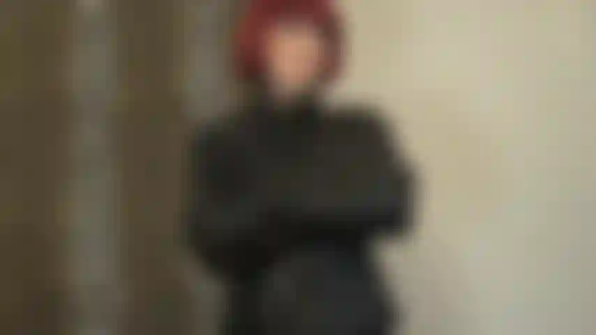 Un'intensa adorazione della pelle: ammira la vista dell'incredibilmente morbida e flessibile pelle nera che la mia amante indossa... Giacca con bottoni, colletto alzato, guanti, gonna e top con bottoni.