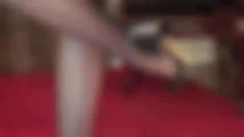 Polpacci ben torniti e splendidi tacchi in pelle. Ecco la vista delle gambe inferiori della signora vivian con la testa a terra.