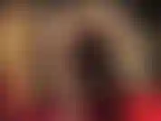 Gambe lucide in collant dorati.