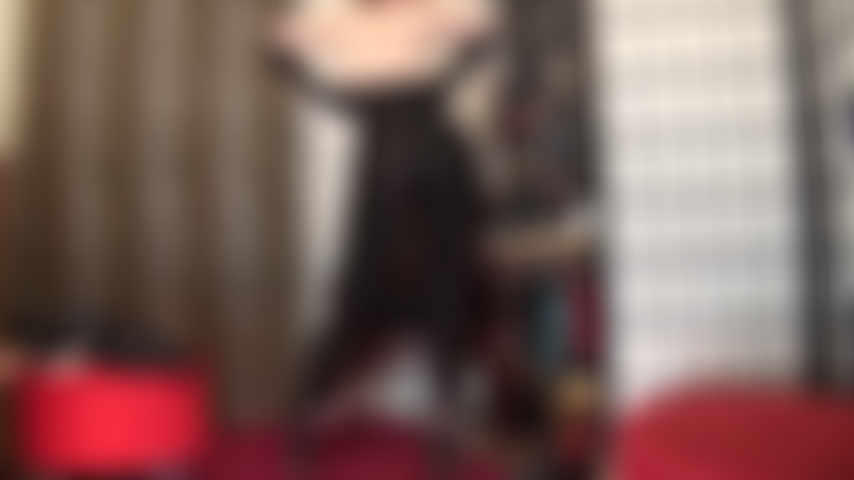 Indosso leggings attillati in lycra e mi metto a pegging con un enorme strap-on nero a forma di bbc.