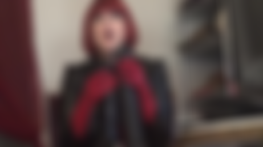 La padrona ha la tua bocca da troia spalancata e acquolina in bocca mentre ti accarezza due enormi cazzi neri. Vuoi tanto soddisfare questi grossi cazzi e ingoiare i loro deliziosi carichi di sperma.