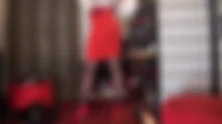 Guarda la tua dea trasformarsi da collant neri trasparenti a un paio di neri con cuciture, impreziositi da sexy tacchi a spillo rossi.