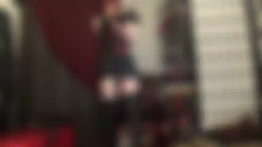 Adoro la dea della pelle: gonna corta, guanti lunghi, corsetto stretto con lacci e stivali alti.