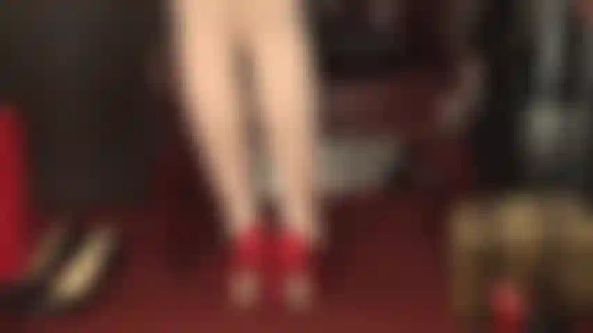 Il suono uretrale con il tacco d'acciaio della padrona è divertente? Riempi il tuo cazzo per me mentre ammiri queste meravigliose calze vintage bianche setose indossate su collant super lucidi.