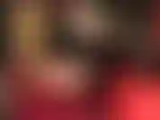 Una seduzione pura e splendente: adora il mio sedere, i miei fianchi, le mie cosce e le mie gambe indossando collant lucidi sopra calze bianche in pizzo di seta.