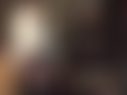 La padrona vivian ti fa adorare il suo enorme strapon nero sulle ginocchia, vestita di morbida pelliccia bianca e pelle nera con collant, la padrona ti accarezza e ti infila il suo enorme cazzo nero in profondità.