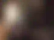 La padrona vivian ti fa adorare il suo enorme strapon nero sulle ginocchia, vestita di morbida pelliccia bianca e pelle nera con collant, la padrona ti accarezza e ti infila il suo enorme cazzo nero in profondità.