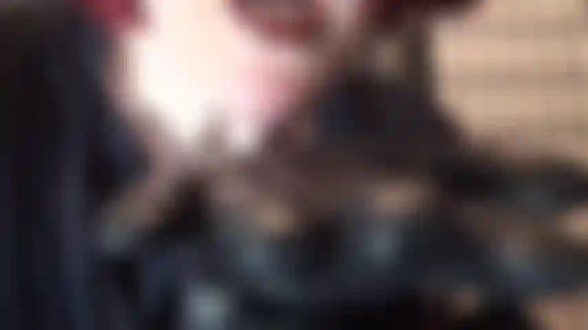 Sputa sui guanti di pelle nera, bevi la mia gustosa saliva, leccala direttamente dai miei guanti di pelle. Mmm deliziosa!