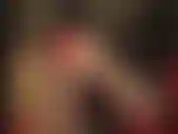 I pantaloncini di raso rosso e le lunghe calze lucide con le décolleté rosse sono così hot!