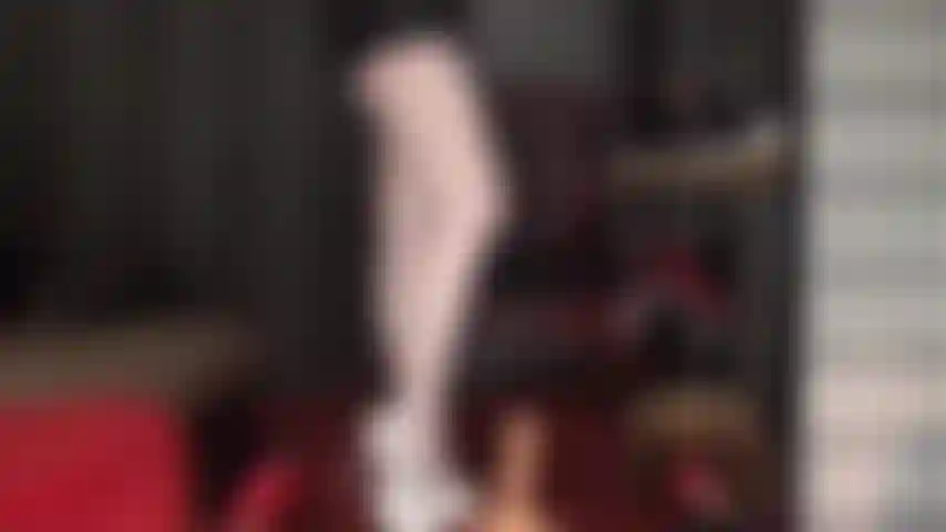 Il tuo cazzo da schiavo pulsa per le gambe di una dea in collant bianchi e scarpe con la zeppa bianche. Non vorresti niente di più che queste gambe e questi piedi di nylon da usare per mungere tutto lo sperma.