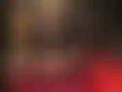 La padrona si accovaccia in collant e tacchi, masturbandosi con il suo grosso strap-on bianco stryker. Accarezzami mentre adori il mio fantastico culo in un succinto perizoma e trasparenti calze di nylon nere.