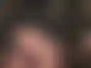 Masturbazione con guanti, feticismo del pvc, feticismo dello sputo, calze di nylon, adorazione del culo: la padrona accarezza un grosso cazzo nero mentre indossa un vestito attillato e sexy in vinile con collant sotto e guanti di pelle lunghi fino al gomito.