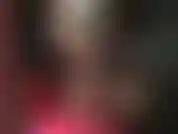 Una rara clip di unghie dei piedi dipinte di rosso in collant neri trasparenti.