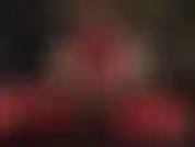 La padrona in lattice ti fa venire fame di cazzo: vestita con una calda tuta di gomma rossa, la padrona accarezza il suo strap-on stryker, facendoti eccitare tantissimo per il grosso cazzo.