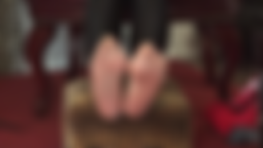 Se ti piace il culto dei piedi, questo è per te. Rilassati e goditi più di un'ora dei miei bellissimi piedi lucidi in collant. Puoi letteralmente vederli diventare sempre più sudati. Lo adoro!