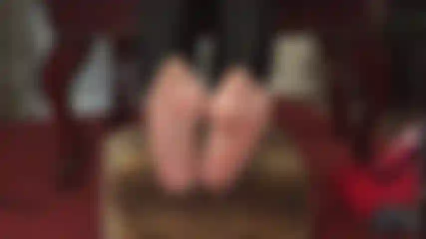 Se ti piace il culto dei piedi, questo è per te. Rilassati e goditi più di un'ora dei miei bellissimi piedi lucidi in collant. Puoi letteralmente vederli diventare sempre più sudati. Lo adoro!
