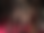 Incrocio le gambe, indosso collant, stuzzico le gambe, le faccio penzolare, gioco con le scarpe, feticismo dei piedi in nylon e strofino il dildo con tacchi e piedi.