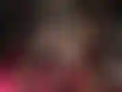 Incrocio le gambe, indosso collant, stuzzico le gambe, le faccio penzolare, gioco con le scarpe, feticismo dei piedi in nylon e strofino il dildo con tacchi e piedi.