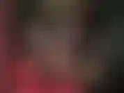 Bassa, attillata, lucida e semplicemente sexy: la padrona vivian è vestita con un abito nero in lattice, con un paio di calze in pizzo sulle gambe nude e delle décolleté con tacco a spillo in metallo.