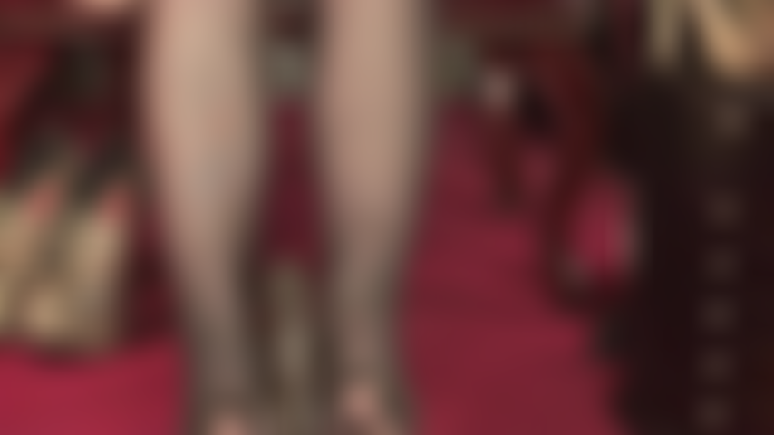 Questo cazzo nero adora i morbidi piedi di nylon della padrona vivian, avvolgendo i miei alti archi plantari e le mie graziose dita dei piedi attorno a questo cazzo di gomma nera.