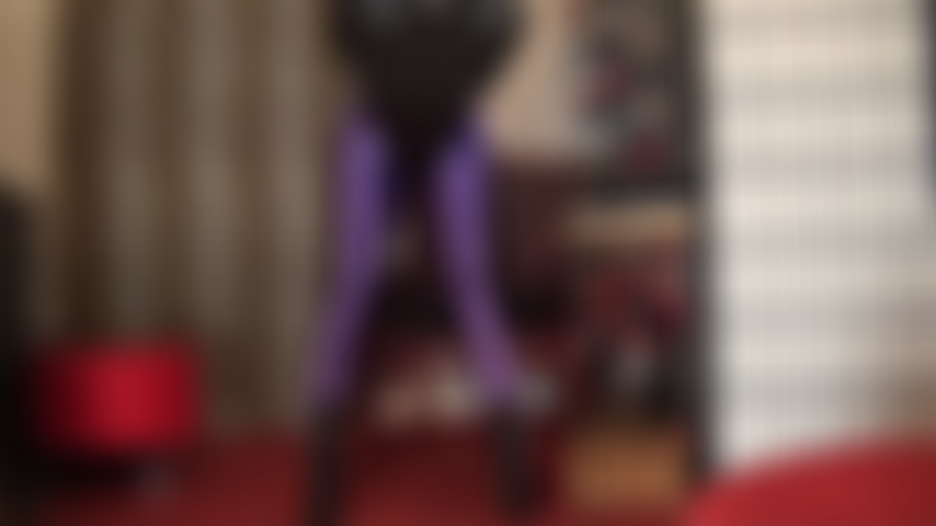 Collant in spandex viola estremamente lucidi e attillati, adorazione delle gambe, adorazione del sedere e stivaletti.