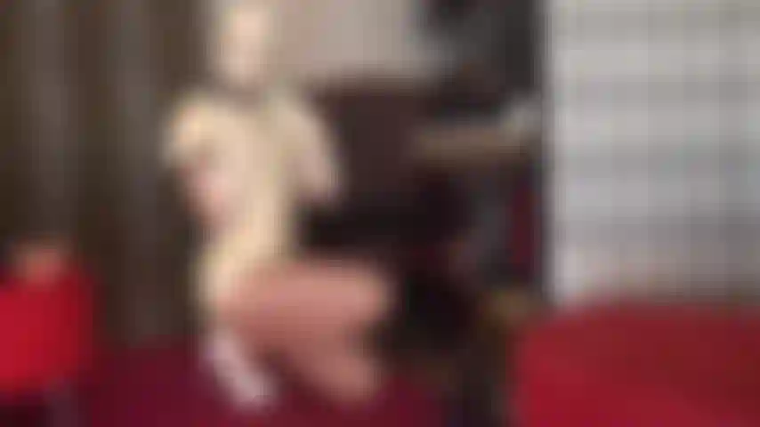 Con un costume di gomma bianco, guanti e cappuccio in lattice e uno strap-on che spruzza. La padrona vivian si masturba il suo grosso cazzo. Riesci a tenere il passo? Lubrifica il tuo cazzo e masturbati.