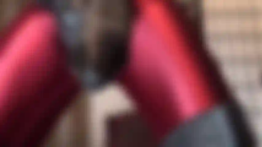 Sei una puttana per la bbc - adorazione di un enorme cazzo nero mostruoso. Questo enorme strapon nero che ti penzola in faccia ti ha fatto spalancare la bocca automaticamente.