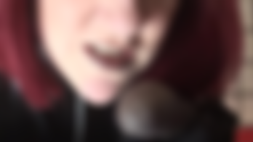 Una dea del lattice con stretti leggings neri di gomma, con un grosso cazzo nero in mano e il tuo nome sopra. Tu, la mia puttana, sarai la destinataria di questo bellissimo e grosso strap-on.