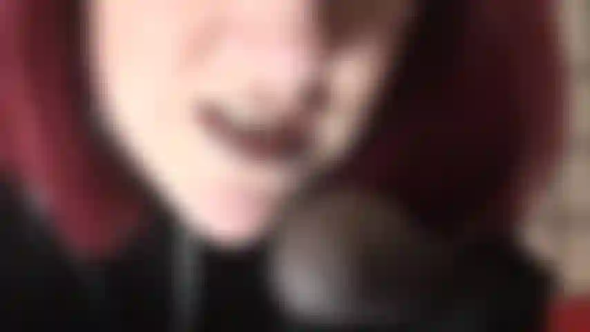 Una dea del lattice con stretti leggings neri di gomma, con un grosso cazzo nero in mano e il tuo nome sopra. Tu, la mia puttana, sarai la destinataria di questo bellissimo e grosso strap-on.