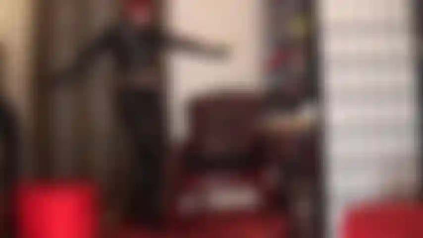 Controllo del respiro: una dea viziosa vestita con jeans e giacca in pvc nero lucido tiene saldamente il tuo collo. Riesci a venire prima di rimanere senza fiato?