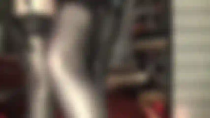 Seduzione fetish con calze a giarrettiera: la padrona ha creato un completo sensazionale composto da calze nere, una guaina a giarrettiera floreale su collant bianchi in lycra leohex abbinati a un body con perizoma in pvc lucido e guanti in pelle.