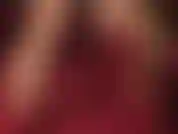 Primo piano di scarpe con tacco in pelle rossa che pendono e giocano con le scarpe.