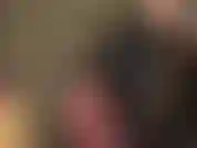 Corpo fetish in pvc con catene, collant a rete rossi e un enorme strap-on nero. Ecco come è vestita la tua padrona mentre ti infila il suo grosso cazzo nella figa del tuo culo da troia.